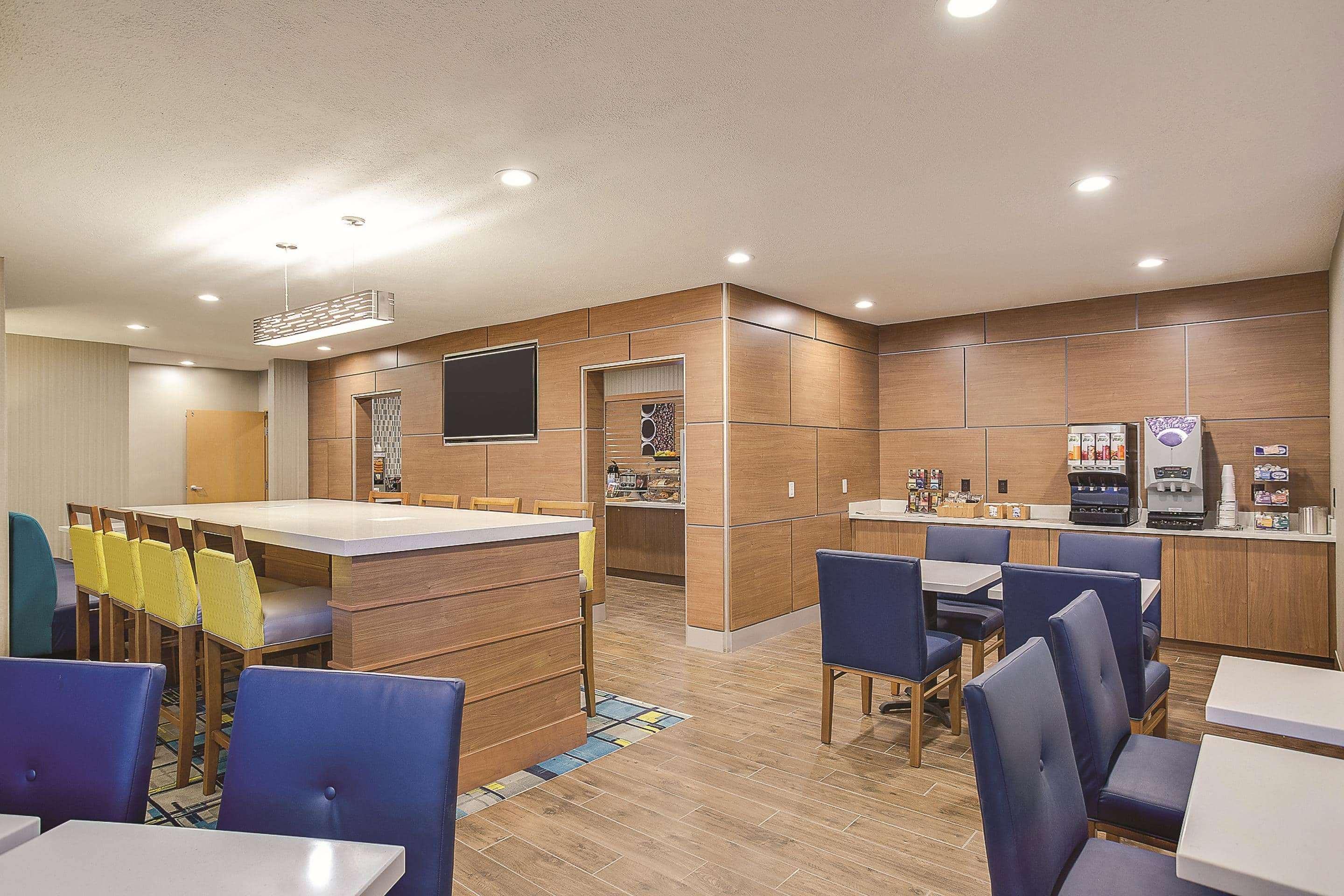 Hotel La Quinta By Wyndham Logan Extérieur photo